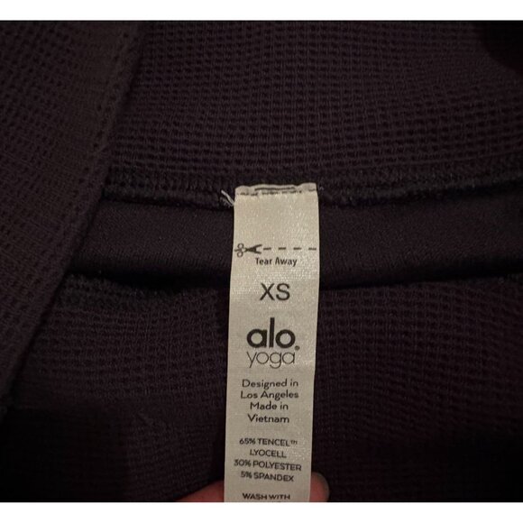 ALO Yoga High-Waist Micro Waffle Low Key Leggings in Black - Picture 6 of 6